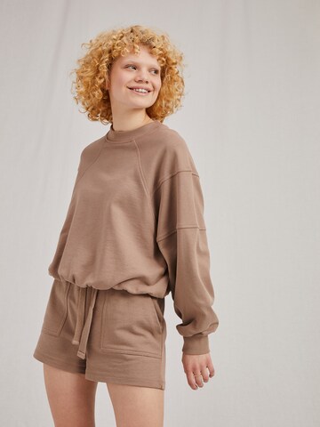 Sweat-shirt 'Kate' A LOT LESS en beige : devant