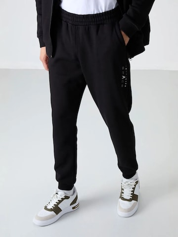 Completo per l'allenamento di Tommy Life in nero