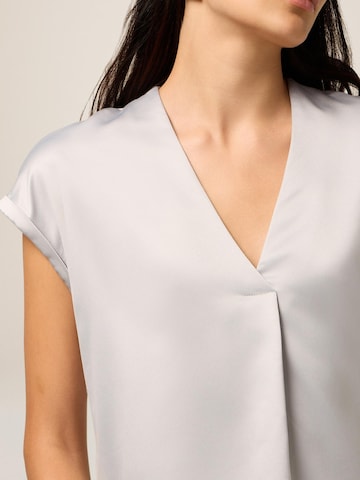 Top di oltre in grigio