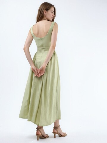 Busem Midi Kleid in Grün