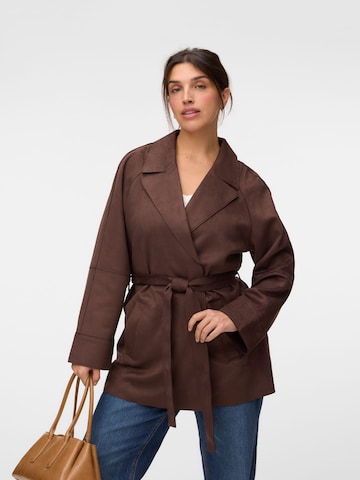 Vero Moda Curve - Chaqueta de entretiempo en marrón: frente