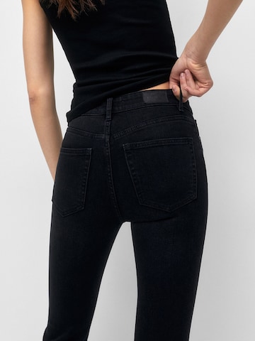 Pull&Bear Rozkloszowany krój Jeansy w kolorze czarny