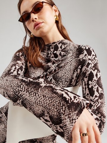 Robe & Other Stories en beige