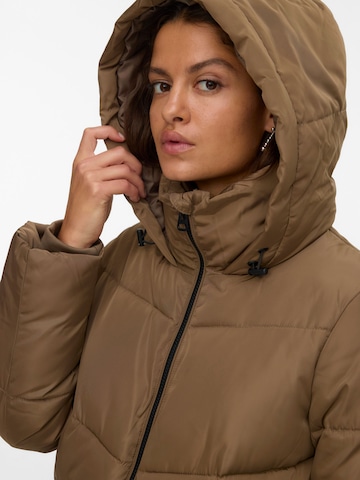 VERO MODA Winterjacke 'HALSEY' in Braun