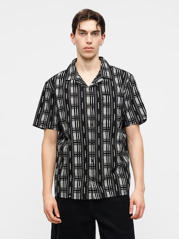 Volcom - Ajuste regular Camisa 'MACROS' en negro: frente