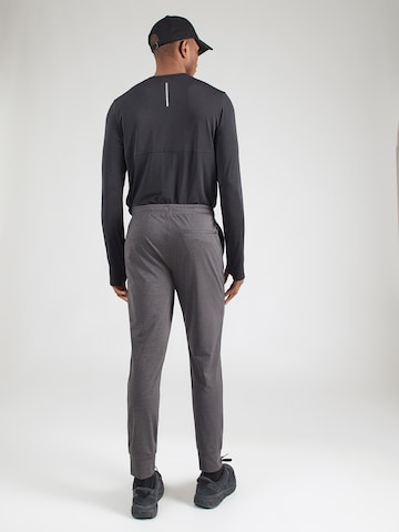 Tapered Pantaloni sportivi di SKECHERS in grigio