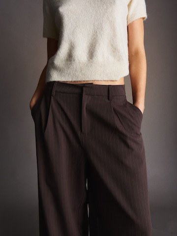 BershkaBaggy Hlače s naborima - smeđa boja