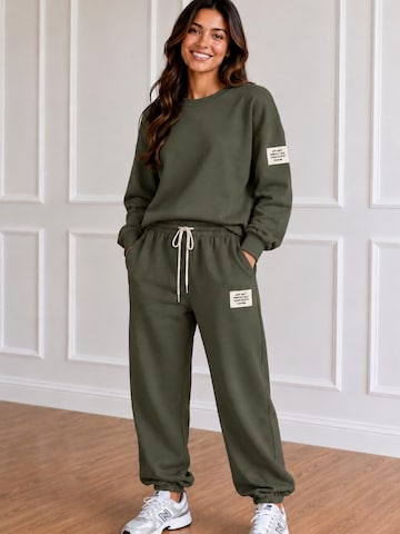 Worldclassca Sweatsuit 'Worldclassca Damen Oversize Jogginganzug' in Green: front
