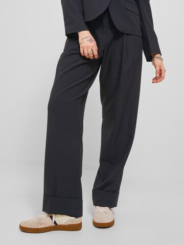 JJXX Regular Pleated Pants in Black: front