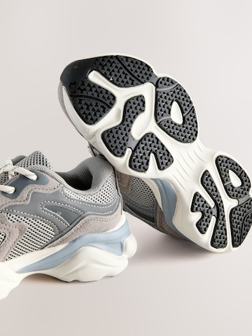 Sneaker de la Next pe gri