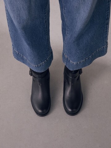 Next Boot i svart