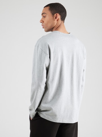 Nike Sportswear - Camiseta 'Premium Essentials' en gris