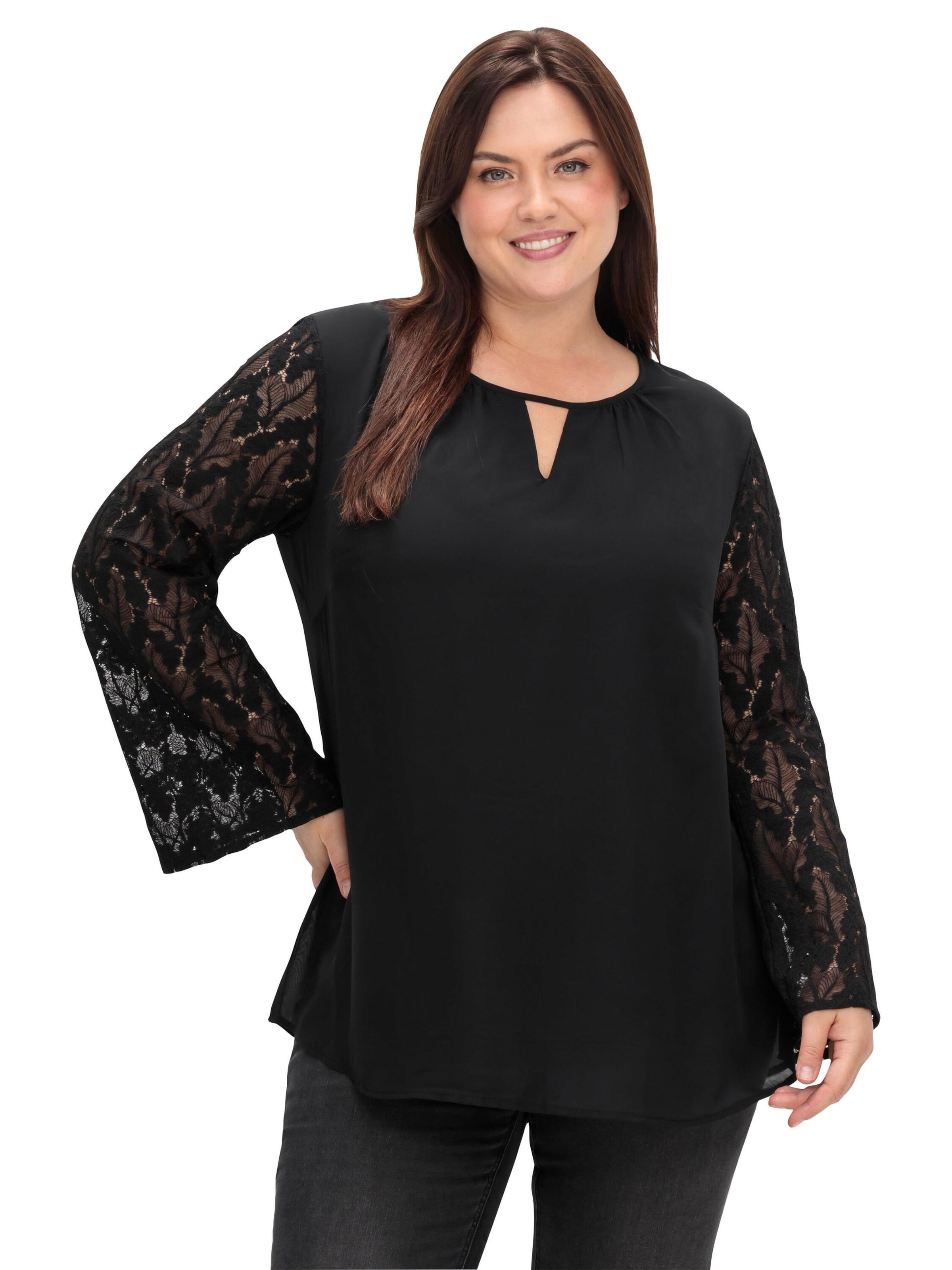 Tunica de la SHEEGO pe negru: față