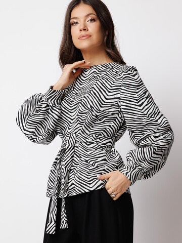 Couture de Marie - Blusa 'Blouse with Zebra Print and Tie Belt – Black/Ivory – Sienna' en negro