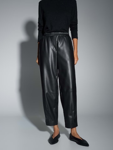 OPUS - Tapered Pantalón 'Myha' en negro: frente