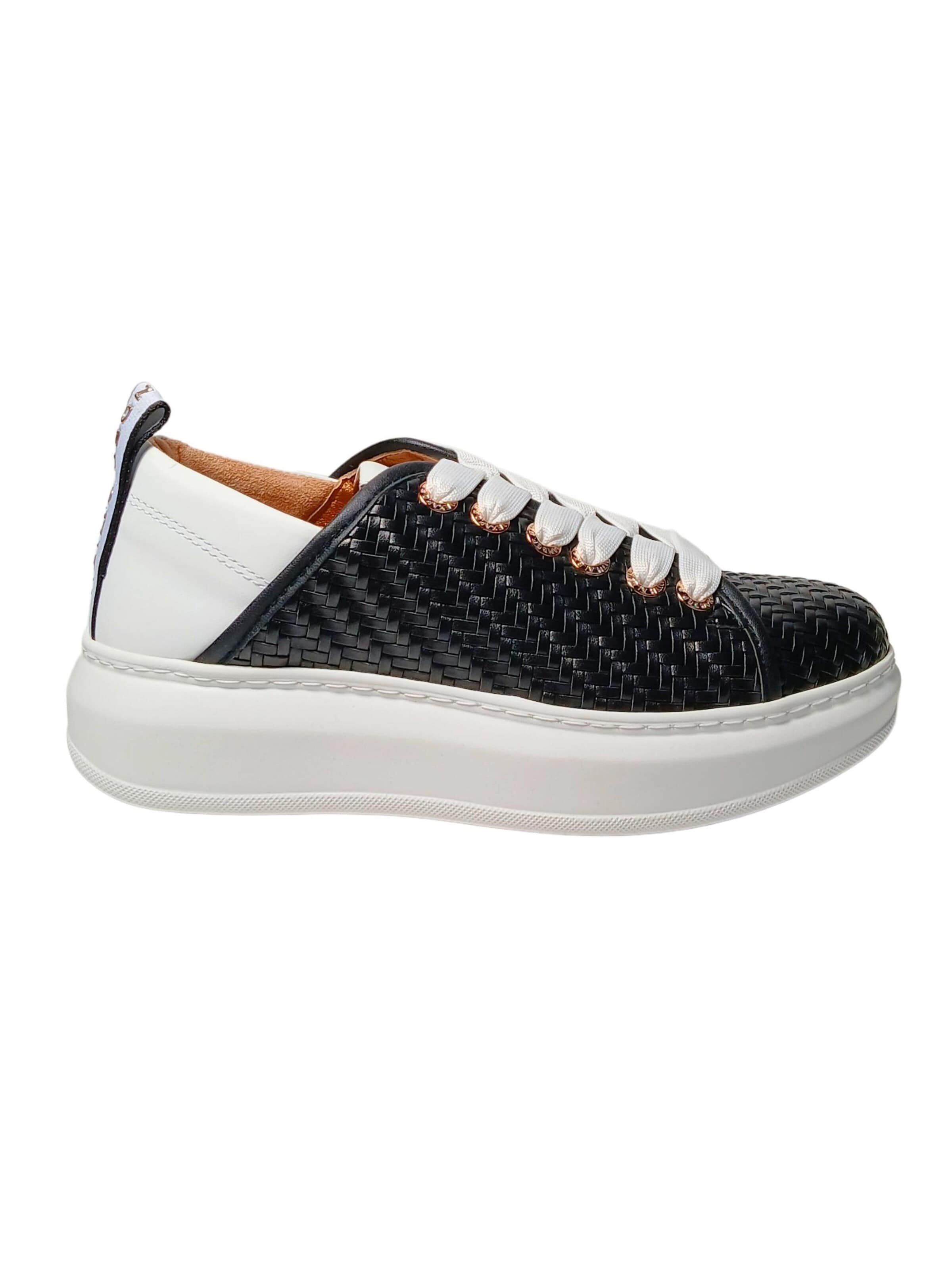 Alexander Smith Sneakers in Black: front