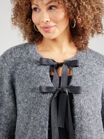 EVOKED Strickjacke 'VIBOWS' in Grau