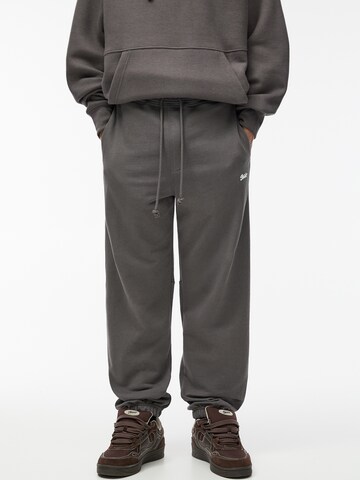 Pull&Bear Tapered Byxa i grå: framsida