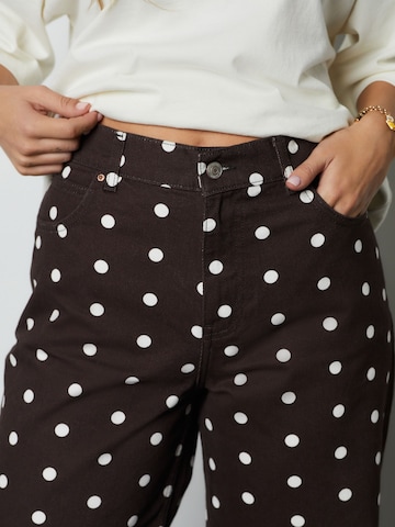 Next Lużny krój Jeansy w kolorze brązowy