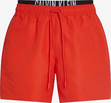 Calvin Klein Swimwear Plavecké šortky – červená: přední strana
