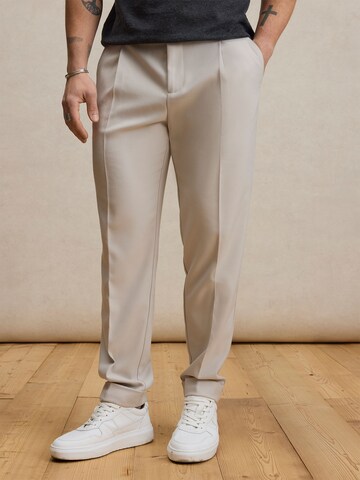 DAN FOX APPAREL Regularen Hlače na rob 'Dustin' | siva barva: sprednja stran