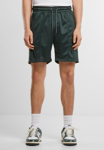 Urban Classics Regular Shorts in Grün