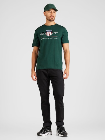 Tricou de la GANT pe verde