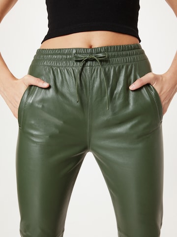Slimfit Pantaloni 'GIFT' de la OAKWOOD pe verde