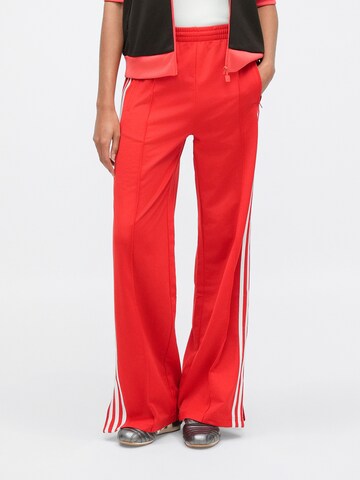 Loosefit Pantalon 'Firebird' ADIDAS ORIGINALS en rouge : devant