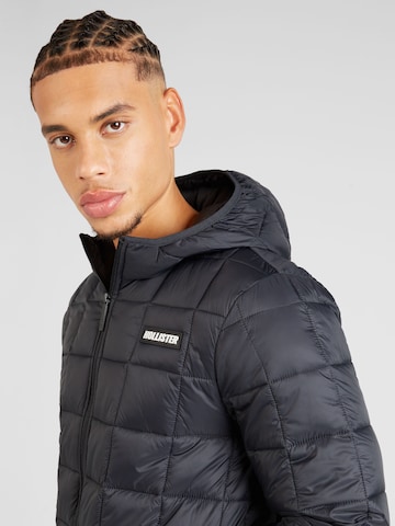 HOLLISTER Jacke in Schwarz