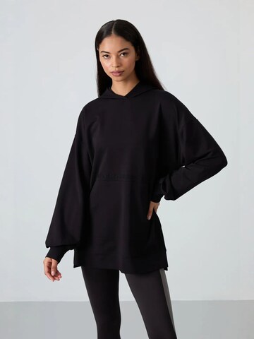 Tommy Life Sweatshirt in Black: front