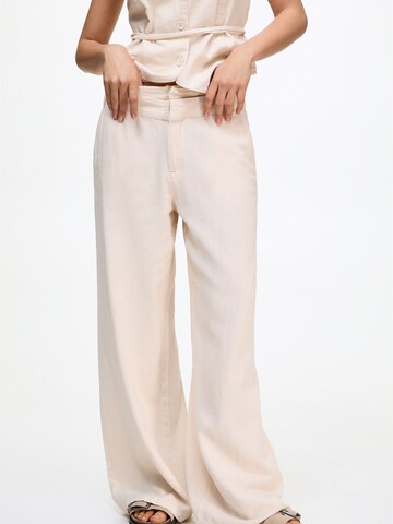 Pull&Bear Regular Pants in White: front