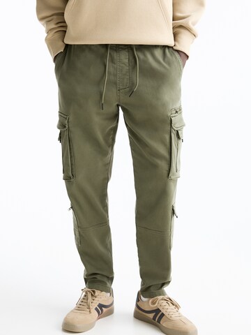 Pull&Bear Tapered Cargobroek in Groen: voorkant