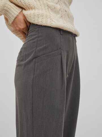 VILA Regular Pleat-Front Pants 'Louanna' in Grey