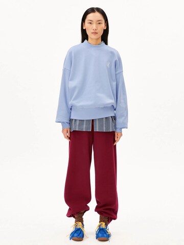 Sweat-shirt 'ICONIC Å ALIZAA' ARMEDANGELS en bleu