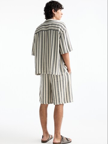Pull&Bear Comfort Fit Skjorta i vit