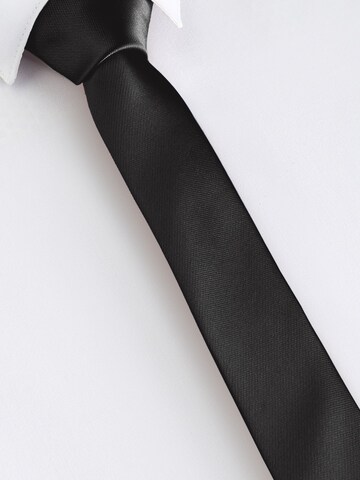 Accesori costum de la Next pe negru