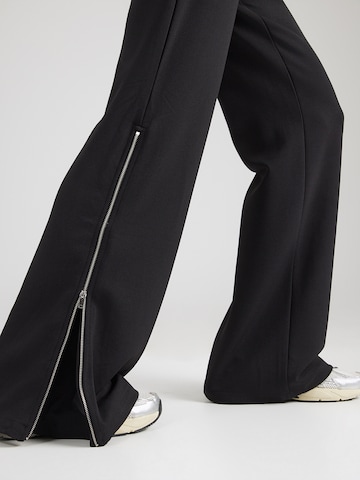 WEEKDAY - Bootcut Pantalón 'Zoey' en negro