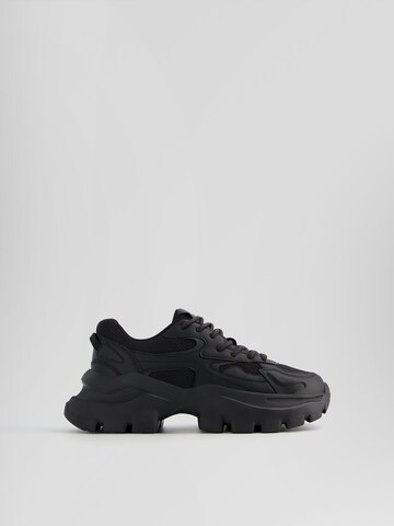 Sneaker low de la Bershka pe negru