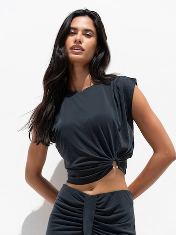 MYLAVIE by Sarah Harrison Топ в Черный