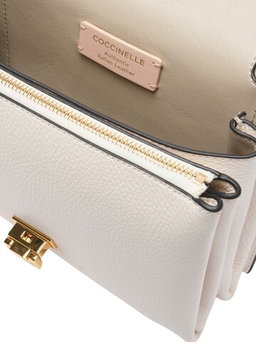 Borsa a mano 'COCCINELLE ALETTIS' di Coccinelle in bianco