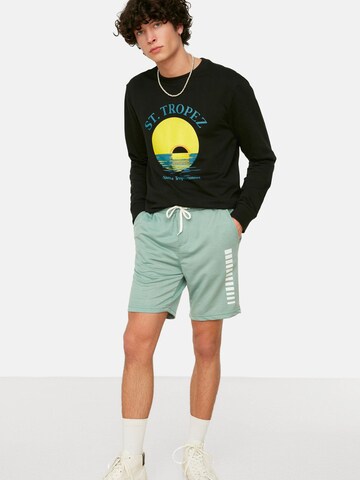 Trendyol Regular Shorts in Grün