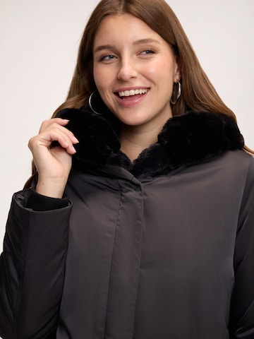 Fiorella Rubino Winterjas in Zwart