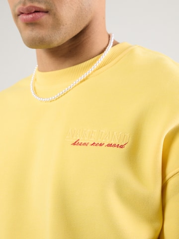 Felpa di naketano in giallo