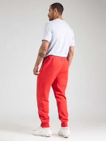 Effilé Pantalon 'CLUB' Nike Sportswear en rouge