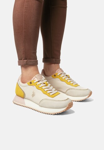 Baskets basses U.S. POLO ASSN. en beige : devant