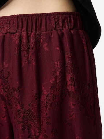 Loosefit Pantalon 'PCRinne' PIECES en rouge