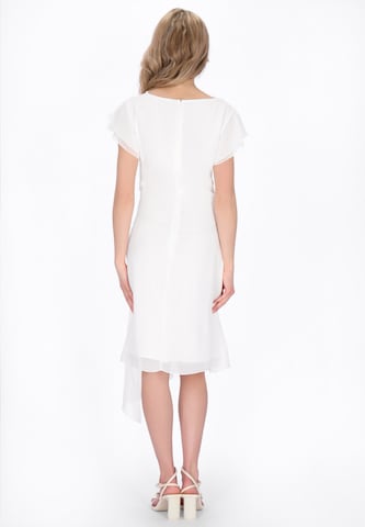 Usha - Vestido en blanco