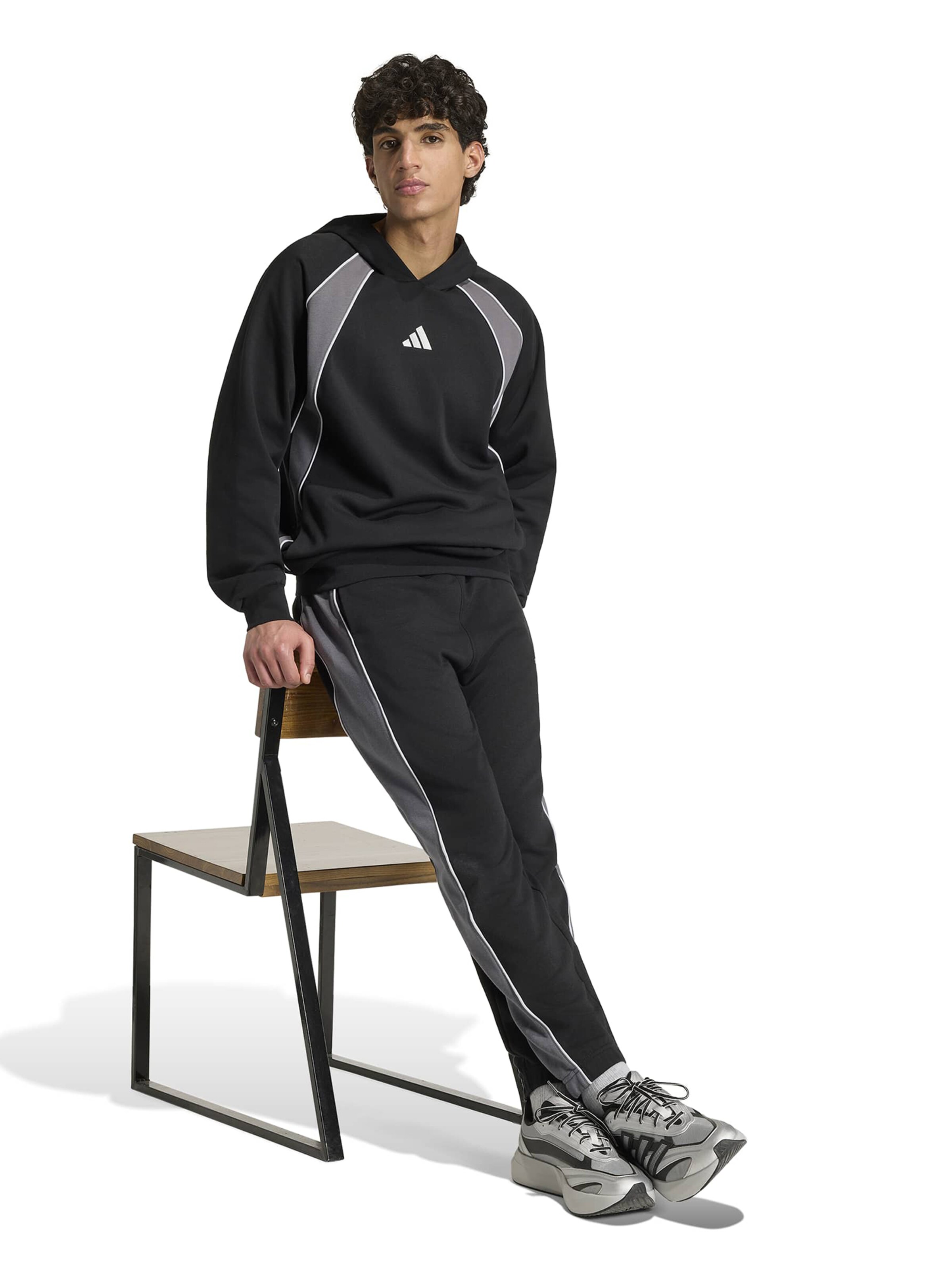 ADIDAS SPORTSWEAR Дънки Tapered Leg Спортен панталон в черно