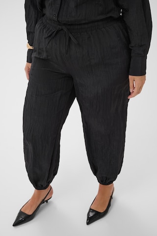 KAFFE CURVE - Loosefit Pantalón 'KCdabbie' en negro